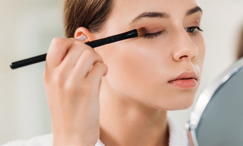 How To Put Eye Shadow And Why It Is Important